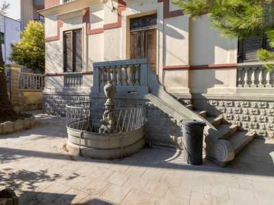 ...scorgiamo una graziosa fontanella e una scaletta che conduce alla porta di accesso